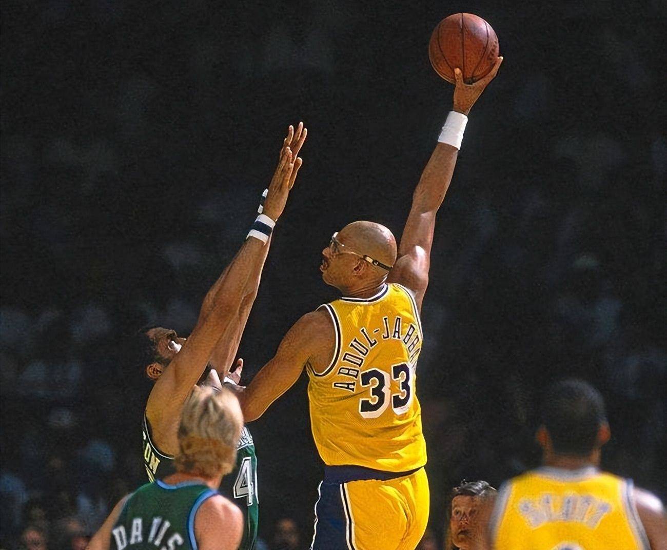 小里：快船啥成就都没只有不善待球员的恶行 字母吹杨谁还想去？（小里痛批快船：毫无成就还苛待球员，字母哥和特雷-杨谁还愿去？）