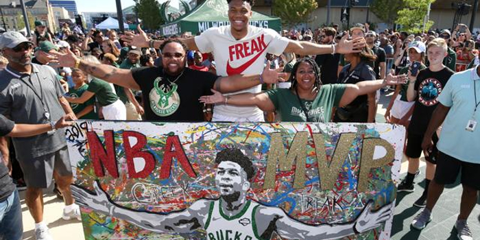 2025中足联颁奖会：成都蓉城刘殿座获中超最佳门将（中足联2025颁奖礼：成都蓉城刘殿座荣膺中超最佳门将）