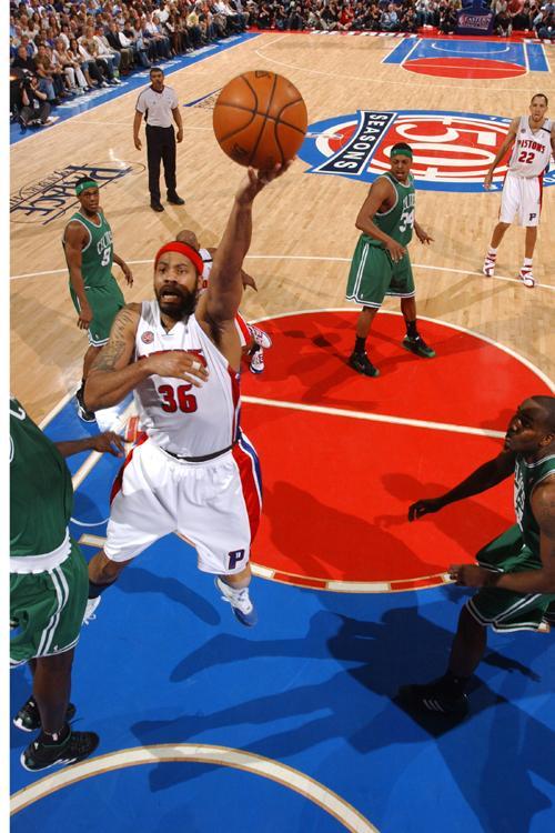 喀麦隆非洲杯大名单：姆伯莫领衔，巴索戈在列，奥纳纳无缘（喀麦隆非洲杯阵容公布：姆伯莫担纲、巴索戈入选，奥纳纳落选）