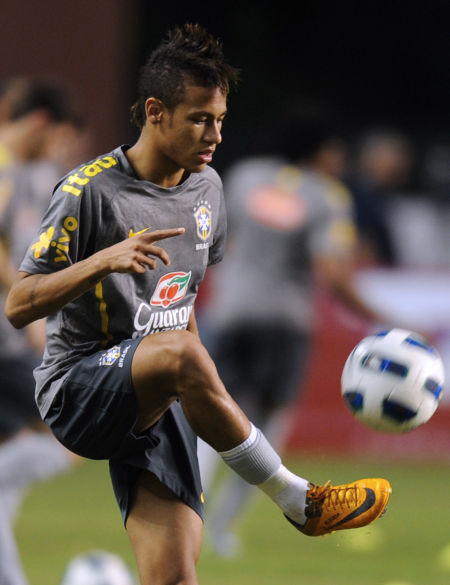 梅西跟前锋比进球、跟中场比助攻！还跟俱乐部比冠军！而且都赢！（梅西进球不输前锋、助攻压过中场，连冠军数也超过诸多俱乐部！）