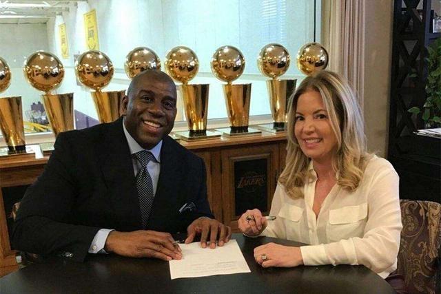 足球世界杯主题周边开售，球迷抢购（世界杯足球周边上新，球迷热购）