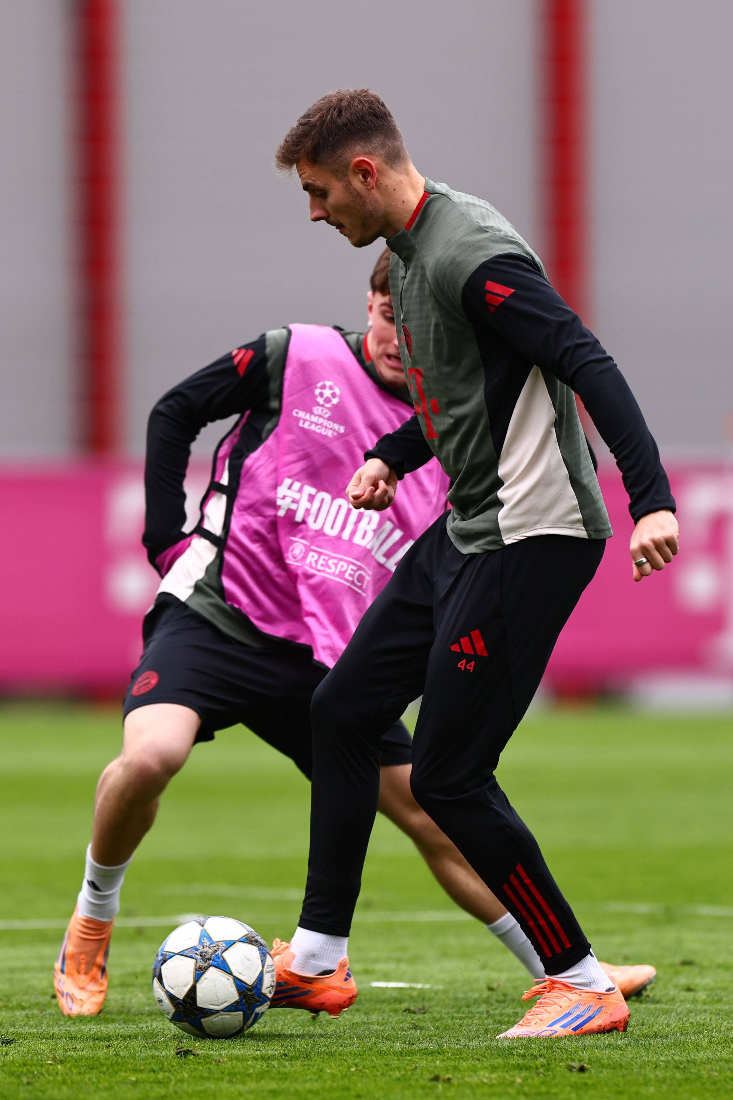 长江后浪推前浪！今日C罗两个纪录遭哈兰德姆巴佩赶超（新生代崛起！哈兰德、姆巴佩今日双双超越C罗两项纪录）