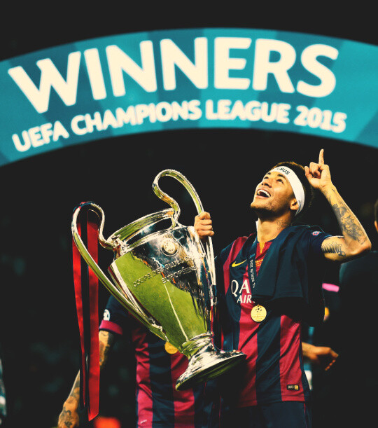 苏超冠军泰州队主教练莅临指导学校足球队员垫球运球技术！（苏超冠军泰州队主教练走进校园指导学生垫球、运球技巧）