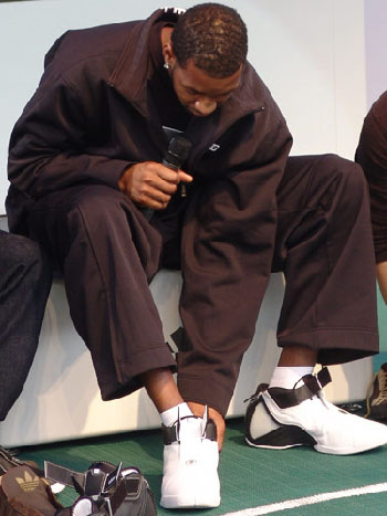 世界杯球票秒售罄，球迷抢票大战升级（世界杯门票瞬售一空，球迷抢票大战加剧）