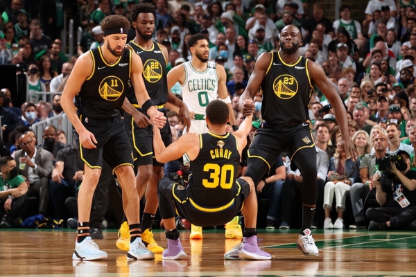 足球欧冠淘汰赛门票秒罄，黄牛翻倍叫价（欧冠淘汰赛门票瞬间售罄，黄牛加价翻倍）