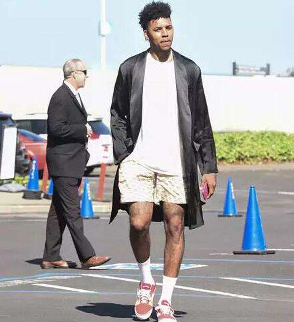 森林狼战勇士伤病报告：爱德华兹脚伤出战成疑，老将康利缺阵（森林狼对阵勇士伤情更新：爱德华兹脚部受伤出场成疑，老将康利确定缺席）