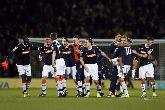 记者晒视频：钟义浩现场观看海牛比赛，海牛进球后他兴奋鼓掌（记者晒视频：钟义浩现场观战海牛，破门瞬间激动鼓掌）