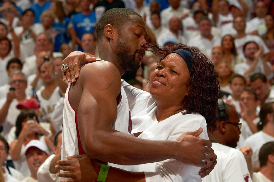 球员赛后把球鞋送给小球迷（赛后球员将球鞋赠与小球迷）